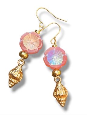 Hawaiian Flower Gold Spiral Sea Shell Beach Vacation Travel Earrings Summer